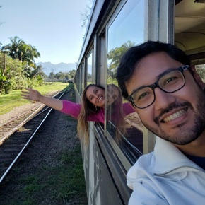 Agnes e Marcelo no trem